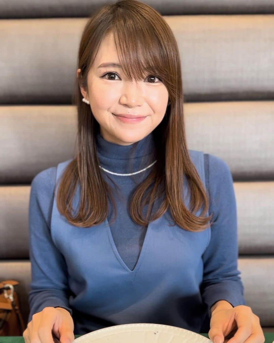 内山絵里加のインスタグラム：「・ ・ いよいよ年末ですね。 みなさん、いかがお過ごしですか？ ・ 年末年始のおでかけも、もちろん アミュレットさん @amulet0310_official  のジュエリーたちと一緒です👱🏻‍♀️ ちょっとした集まりやお食事には パールが大活躍🤍 ・ この日も ▶︎ピアス:18K パールピアス    アコヤパール3連（19800円） ▶︎ネックレス:淡水ベビーパールネックレス 　　　　2023年発売スタートの新作です。 　　　　詳細は、発売後に❤︎ ・ 局アナ時代から、公私ともに わたしの日常を輝かせてくれている アミュレットさんのジュエリー。 私が人生ではじめてジュエリーをつけたのが アミュレットさんでした。 "お守り"という意味をもつamulet（アミュレット）の名 の通りまさに私のお守りです。 ・ 今年は、自分が身につけるだけでなく フェアに来てくださった方たちの 大切なジュエリーを一緒に選ばせていただいたり コラボジュエリーを開発し始めたり わくわくが止まらない1年でした。 男性も女性も ジュエリーを選んでいる時の キラキラしたお顔がとても素敵です。 身につけた時の凛としたお顔も 思わず溢れ出す笑顔も ほんとうに、ぱあっと輝いていて 見てる私まで幸せになれました。 そんなジュエリーとの素敵な出会いを 今後もお手伝いできたら嬉しいなと思っています。 ・ "なにげない日常に、輝きを" 来年もみなさんのお守りとなるような 素敵なジュエリーを たくさん紹介できますように💎𓂃 𓈒𓏸◌‬ ・ #2022 #浜松 #アミュレット #ジュエリー #アンバサダー #pr」