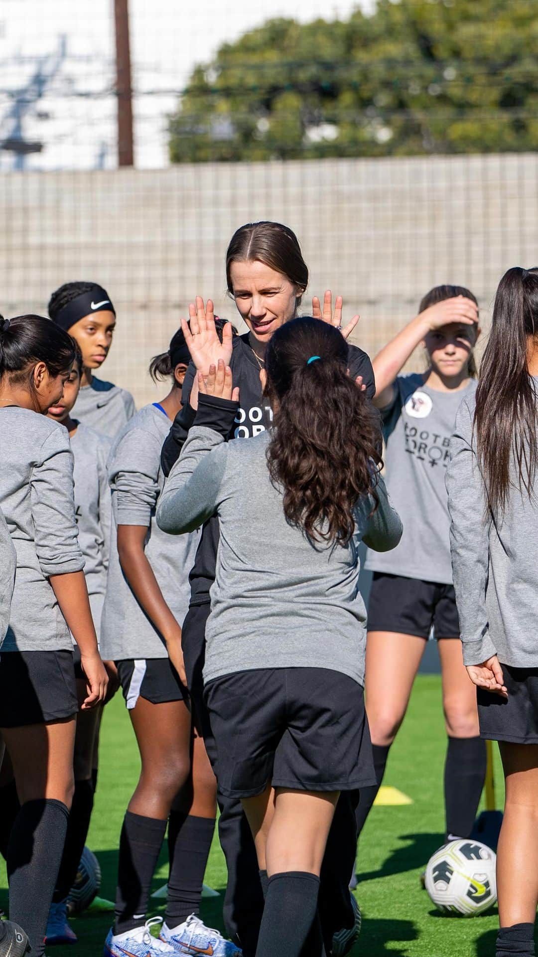 ベヴァリー・ゴーベル・ヤネズのインスタグラム：「Thank you to @racinglouisvillefc very own @bevyanez for your mentorship and advice!🙏🏽  Our Pro staff provides such a valuable perspective through their experience getting to the top level. You really can't get this anywhere else but here!🖤⚽️✨」