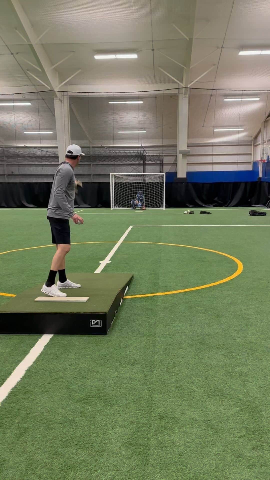 マット・ハービーのインスタグラム：「Getting better. 💪🏼⚾️⚾️」