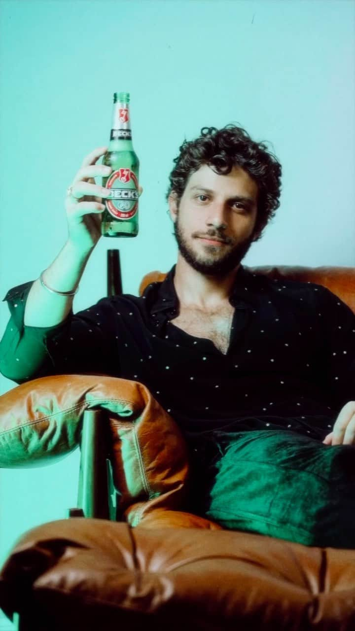 Chay Suedeのインスタグラム：「Oie!   Me sinto pronto para a última sexta-feira do ano, ao lado da minha purinha favorita @becksbeerbr   #QuantoMaisAmargoMelhor #BebaComModeração #Publi」