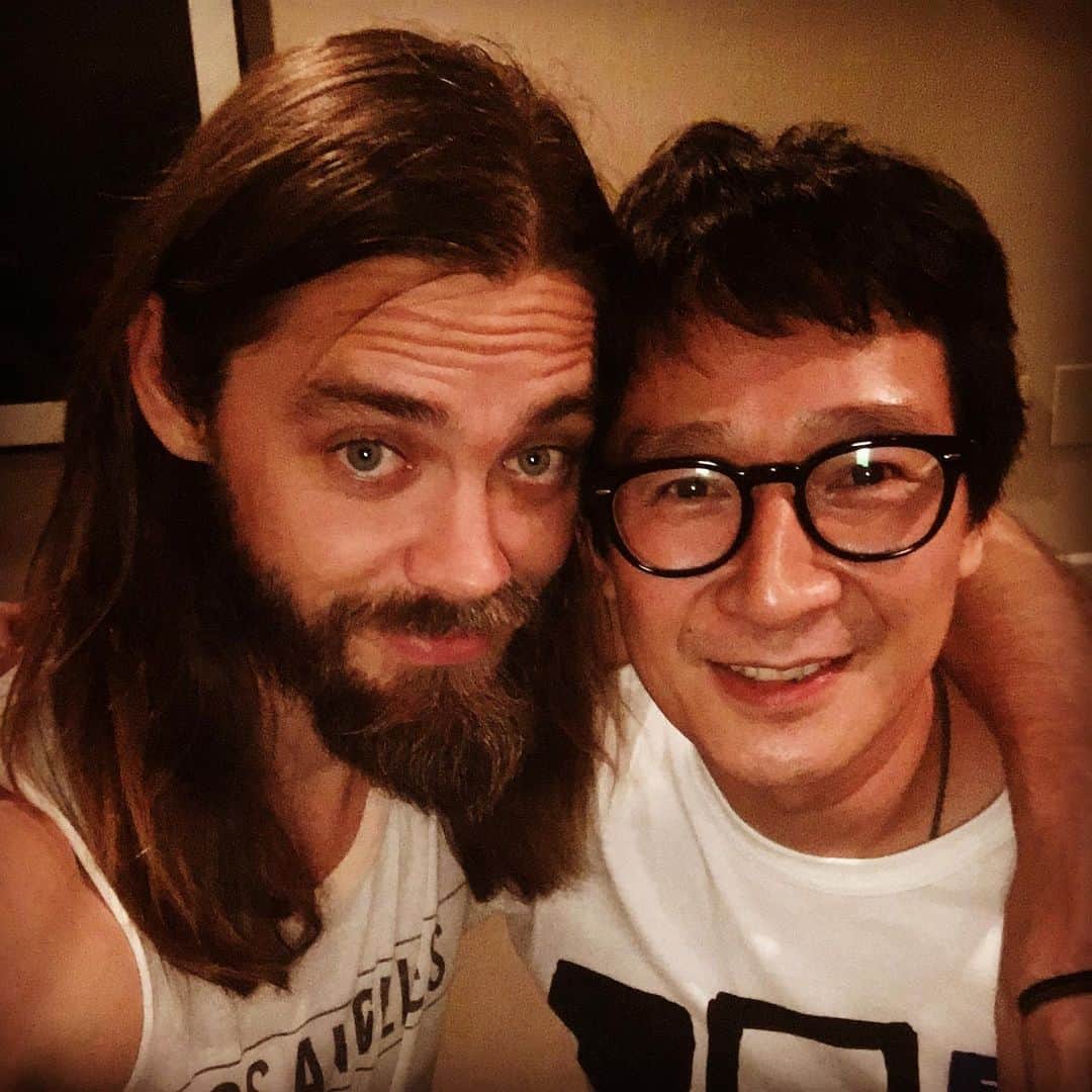 トム・ペインのインスタグラム：「I posted this as my 5 years ago photo on story but then felt it merited a proper post. I met Ke at a convention in a very hot and humid San Antonio 5 years ago (also where I first met Lou Diamond Phillips😂) My Walking Dead journey brought me into contact with many figures of my childhood and Ke was part of two huge movies that I watched over and over as a kid. Data and Short Round were classic characters that no one else could have played. Ke is the nicest guy you could ever meet and I’m so happy for his recent success. Just a nice reminder for myself that good things happen to good people! #TheGoonies #TempleOfDoom #kehuyquan #EEAAO #80skid」