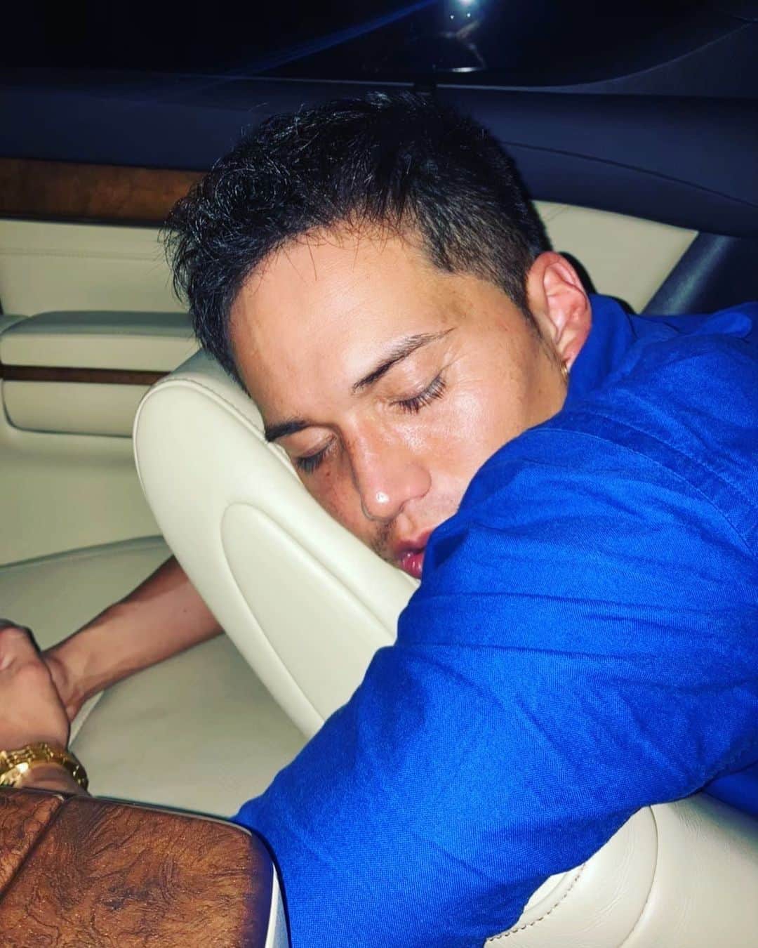 市原隼人のインスタグラム：「今年も応援して下さる皆様のお気持ちに沢山支えられた事で常に懸命に努める事が出来ました。  これ以上ない感謝を申し上げます。 本当にありがとうございます。  まだまだ未熟ですが、いつまでも変わらずに直向きに芝居や作品と向き合って参ります。 いつどんな時も皆様の事を想い現場にいます。 良いお年をお迎え下さいませ。 #いつかのうたた寝  #うたた寝すると必ず盗撮してくるmgは何なのか #1日の終わりにその写真を送ってくる #今年もありがとうございました」