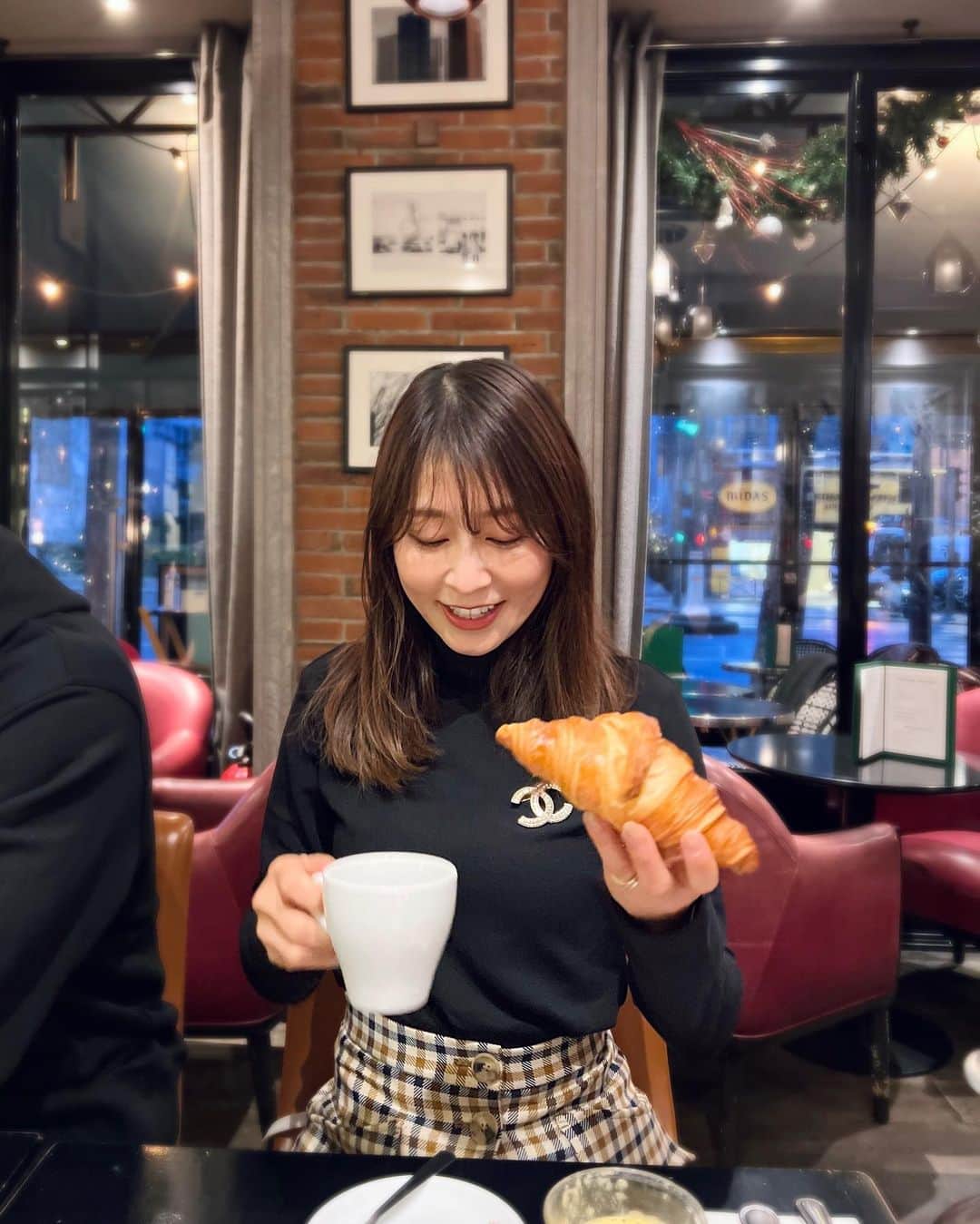 のインスタグラム：「.  冬休みに入り、思い出の国で 念願のモーニング🥐🤎☕️  クロワッサンとコーヒーだけで みなさんもうお気づきですか？🤭  . (主人のストーリーズを見た方はもうご存知ですね♪ コメント欄にぜひ国旗マークを…🇯🇵) . . . . . . . . . . . . . . . . . . #冬休み#クロワッサン#🥐#モーニング#朝食」