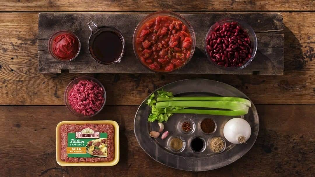 ジョンソンヴィルのインスタグラム：「Fill up on flavor with a hearty classic. From Johnsonville to "Chiliville", nourish the whole family with a warm bowl of chili! 😜🔥  Find the "Chiliville Chili" recipe at the link in our bio! 🔗  #johnsonvillesausage #sausage #chili #recipes #chilirecipes」