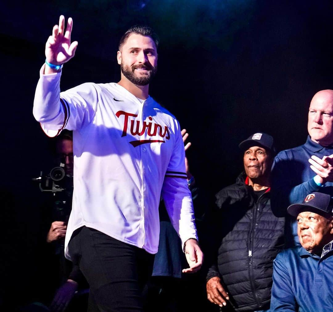 ジョーイ・ギャロさんのインスタグラム写真 - (ジョーイ・ギャロInstagram)「Thank you to all the @twins fans that came out to Twins Fest this weekend! Can’t wait to start the season!」1月29日 11時04分 - joeygallo24