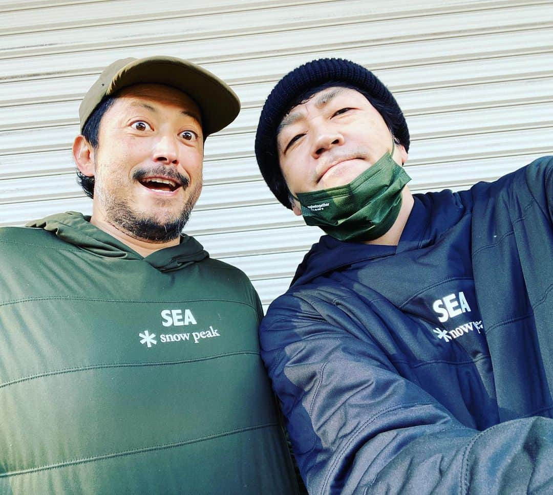 月に吠える。さんのインスタグラム写真 - (月に吠える。Instagram)「道でバッタリ会ったら ペアルックだったのだ。  #池内博之  #大森南朋 #windandsea  #snowpeak」1月29日 11時08分 - tsukinihoeru.6960.naoomori