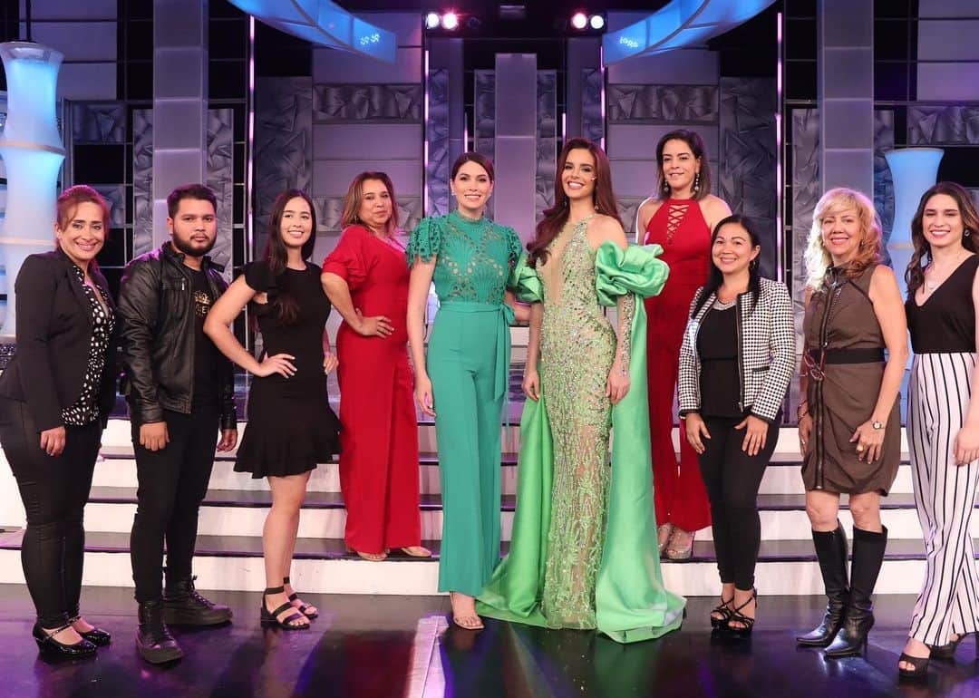 María Gabriela Isler Moralesさんのインスタグラム写真 - (María Gabriela Isler MoralesInstagram)「Hoy desde @venevision y @missvenezuela culminamos una semana de contenido en los distintos espacios de entretenimiento del canal 📺, en homenaje a nuestra virreina universal @amandadudamel @missuniverse 🙌🏼  Les confieso que guarde estas fotos de @fadilberishaphotography para la noche final del Miss Universo… pero hasta ahora las comparto con ustedes. 🤍  Amanda, ha sido un gusto haberte acompañado en este año y medio de trabajo, crecimiento y evolución junto al valioso equipo del @missvenezuela y cada uno de los profesionales y aliados que se sumaron en este camino 👑.   ¡Verte brillar y conquistar todo lo que te propones es un orgullo para todos! ✨  Aquí estamos y seguimos para ti, en este nuevo camino como finalista del Miss Universo 🙌🏼, y como diseñadora de sueños. ¡Quedan muchas nuevas experiencias por vivir y allí estaremos para apoyarte como equipo junto a la organización Miss Universo! 🤩  Gracias @sur_milugarfavorito por mi braga 💚 #MissUniverse #AmandaesVenezuela #MissVenezuela2021」1月29日 11時16分 - gabrielaisler