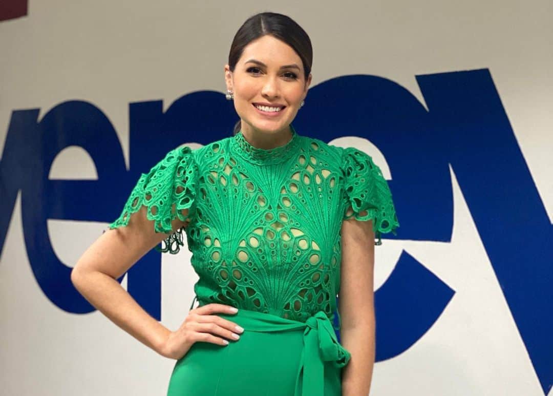 María Gabriela Isler Moralesさんのインスタグラム写真 - (María Gabriela Isler MoralesInstagram)「Hoy desde @venevision y @missvenezuela culminamos una semana de contenido en los distintos espacios de entretenimiento del canal 📺, en homenaje a nuestra virreina universal @amandadudamel @missuniverse 🙌🏼  Les confieso que guarde estas fotos de @fadilberishaphotography para la noche final del Miss Universo… pero hasta ahora las comparto con ustedes. 🤍  Amanda, ha sido un gusto haberte acompañado en este año y medio de trabajo, crecimiento y evolución junto al valioso equipo del @missvenezuela y cada uno de los profesionales y aliados que se sumaron en este camino 👑.   ¡Verte brillar y conquistar todo lo que te propones es un orgullo para todos! ✨  Aquí estamos y seguimos para ti, en este nuevo camino como finalista del Miss Universo 🙌🏼, y como diseñadora de sueños. ¡Quedan muchas nuevas experiencias por vivir y allí estaremos para apoyarte como equipo junto a la organización Miss Universo! 🤩  Gracias @sur_milugarfavorito por mi braga 💚 #MissUniverse #AmandaesVenezuela #MissVenezuela2021」1月29日 11時16分 - gabrielaisler