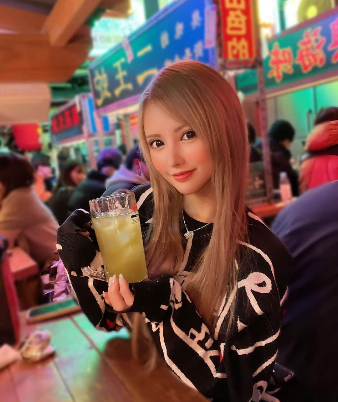 夏目こころのインスタグラム：「大好きなのれん街🏮 髪ボサボサでOFF感ヤバいが載せとく😪」