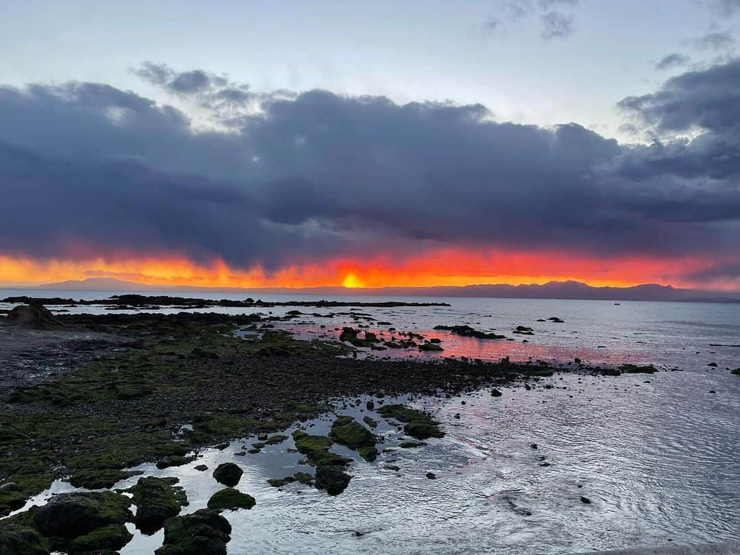 宮原巻由子さんのインスタグラム写真 - (宮原巻由子Instagram)「昨日のは、火山🌋が噴火したかのような夕焼けだった。  #海岸散歩　 #海辺の暮らし　 #葉山歩き #葉山ごみゼロ　 #ストレスリリーフ #ストレス解消  #NESTA #ストレスリリーブ  #ストレッチ  #サプリメント #還暦　 #around60  #supplements  #stressrelief  #training」1月29日 11時57分 - mayuko_miyahara