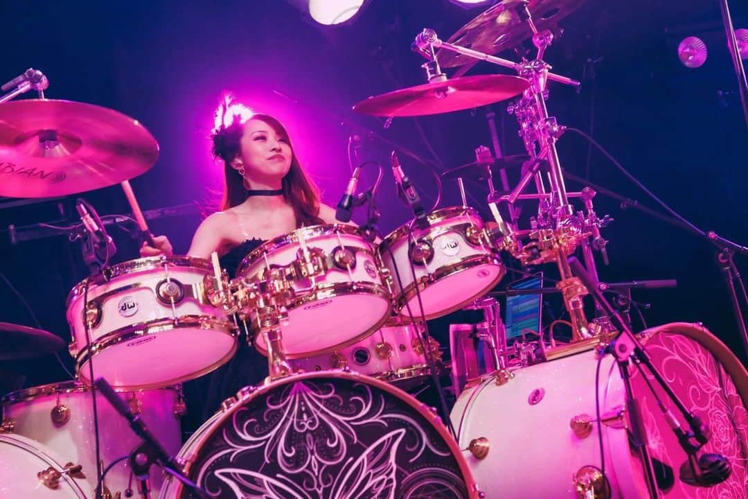 Marinaのインスタグラム：「2023.01.28 Aldious 15th Anniversary Live 2023 Winter   渋谷ストリームホール💎💎💎  Photo by @sai_cho_823   @dwdrums  @sabiancymbals  @vicfirth  @evansdrumheads   #Aldious #AldiousMarina #アルディアス #femalemusician #femaledrummer #drummer #drums #dwdrums #drumslife #drumset #drumkit #drummergirl #girlband #music #metal #rock #jrock #drumstagram #evans #instagood #vicfirth #myperfectpair」