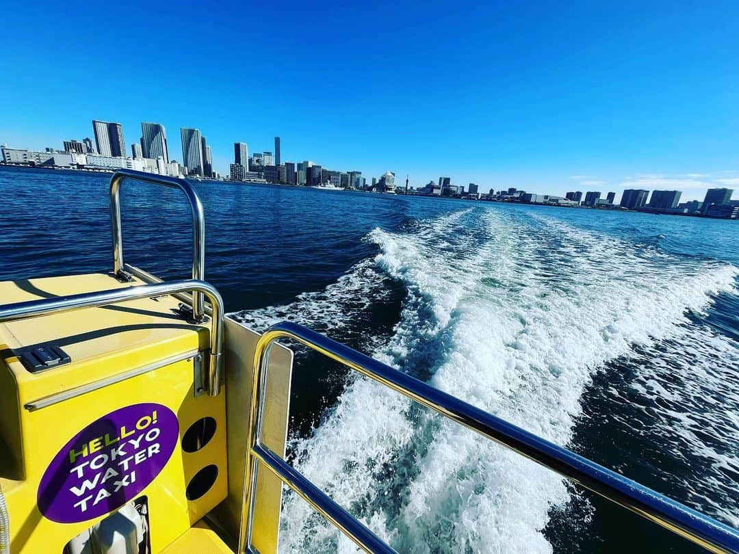 TOKYO WATER TAXIのインスタグラム：「今日はクルーズ日和❣️ デッキにいても太陽の陽射しでポカポカです。  運河ビューのレストラン、 Mi-tiempoも休日を穏やかに過ごすにはぴったり。 ゆっくりとした時間が流れています。  テラスの目の前から ウォータータクシーで爽快に海を駆け抜ければ、フレッシュエアの包まれて、デトックス間違いなし^_^  ご予約はお電話で。 当日予約もOKです。  @mi_tiempo  #港区 #芝浦 #デトックス #休日の過ごし方  #水辺 #東京ベイゾーン #犬のいる暮らし  #ドッグフレンドリーカフェ #わんこのいる生活  #dogfriendly  #レジャー #遊び #子連れ」