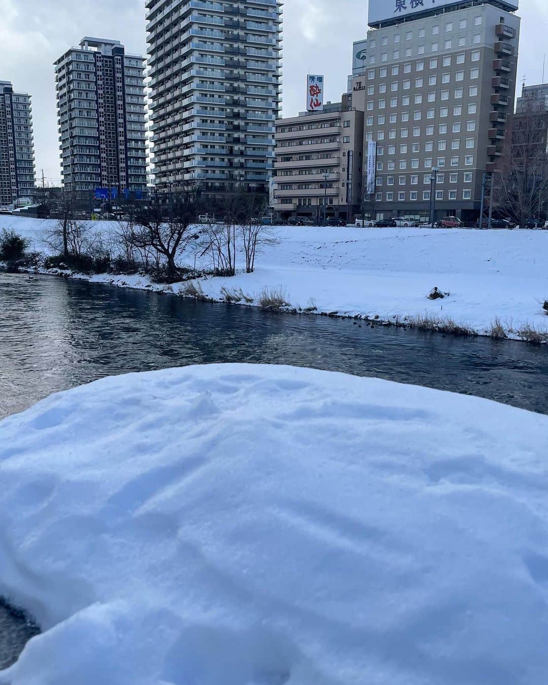 大隅智子さんのインスタグラム写真 - (大隅智子Instagram)「寒い日が続いています。 盛岡では真冬日が多く、晴れても気温が上がらず、とにかく寒いです。 美容院に行ってきました！ イメージ通りのスタイリングをしてもらい、ほっこりしました。 担当の橋本さんは本当に素晴らしいです！ 外ハネにしてもらいました。 #盛岡　#SUGAR morioka」1月29日 4時24分 - tomokotenki