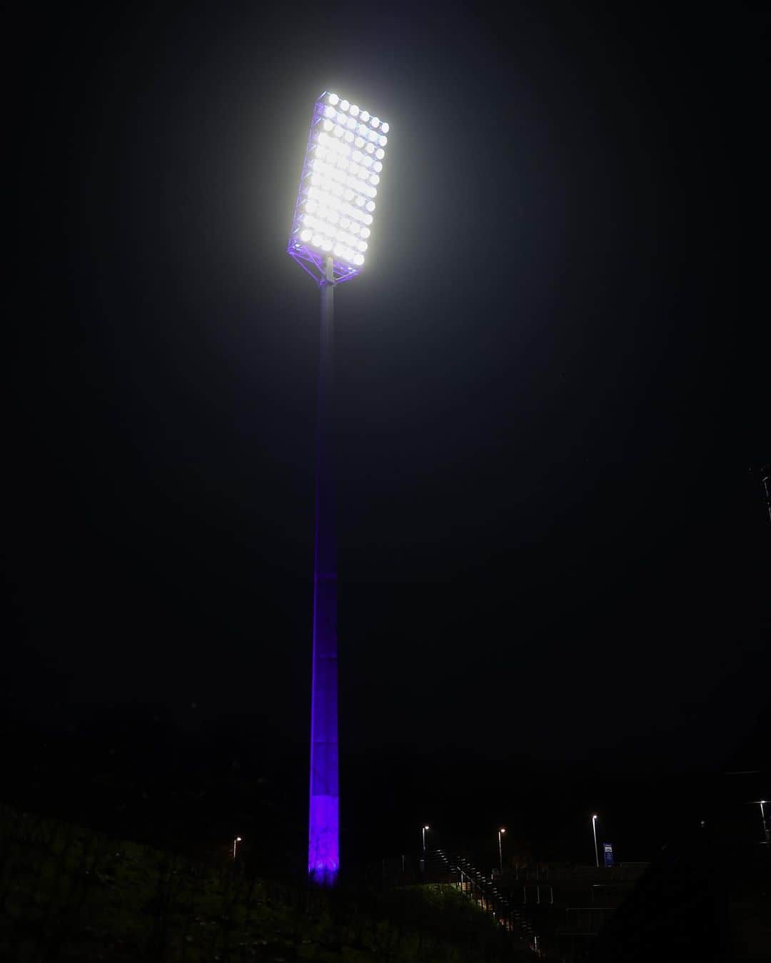 ゲーラルド・アサモアのインスタグラム：「Im Parkstadion hat für mich alles begonnen auf #Schalke. Ich habe dort als Spieler tolle Momente erlebt, aber auch tragische Tage. Für mich ist es ein historischer Ort und ein Stück Heimat. Deswegen bewegt es mich sehr, dass durch Initiative unserer Fanszene der Flutlichtmast restauriert wurde und erhalten bleibt. Danke an alle, die das ermöglicht haben 🙏🏿 Ein großartiges Symbol für Schalke 💙 #Gemeinsam」