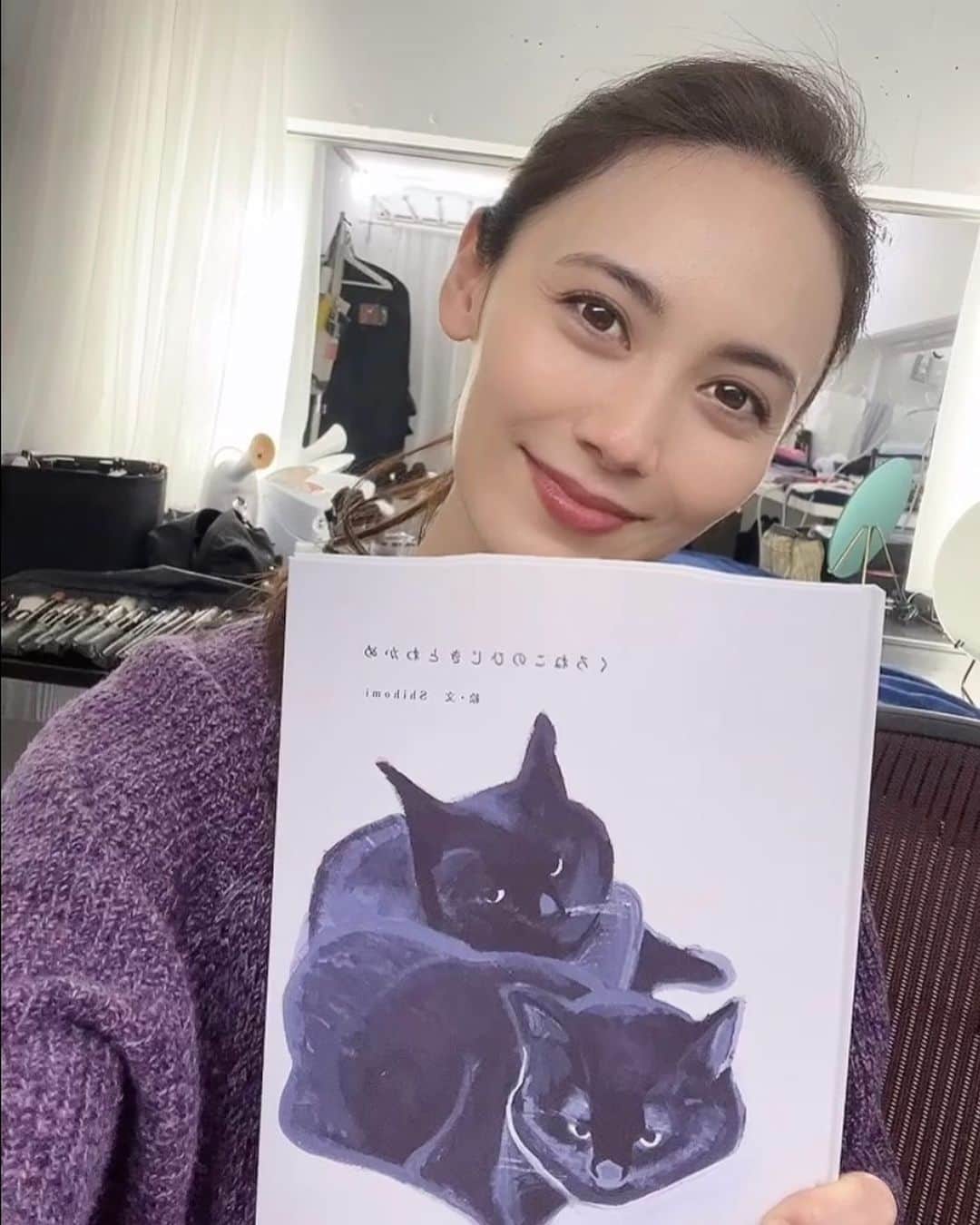 富永沙織さんのインスタグラム写真 - (富永沙織Instagram)「ヘアメイクさんが書いた猫ちゃんの絵本。泣きました。 ・  A picture book of a cat written by a hair and make up artist. I was impressed. ・ #絵本 #絵本好き #picturebooklove #くろねこのひじきとわかめ #shihomi さん #猫の絵 #猫の居る暮らし #猫愛 #🐈‍⬛ #感動した #素敵な #catlove #favoritebook #bookday #catcat #blackcatsarebeautiful #猫がいる生活 #絵本の世界 #猫猫」1月29日 6時39分 - saori_tominaga