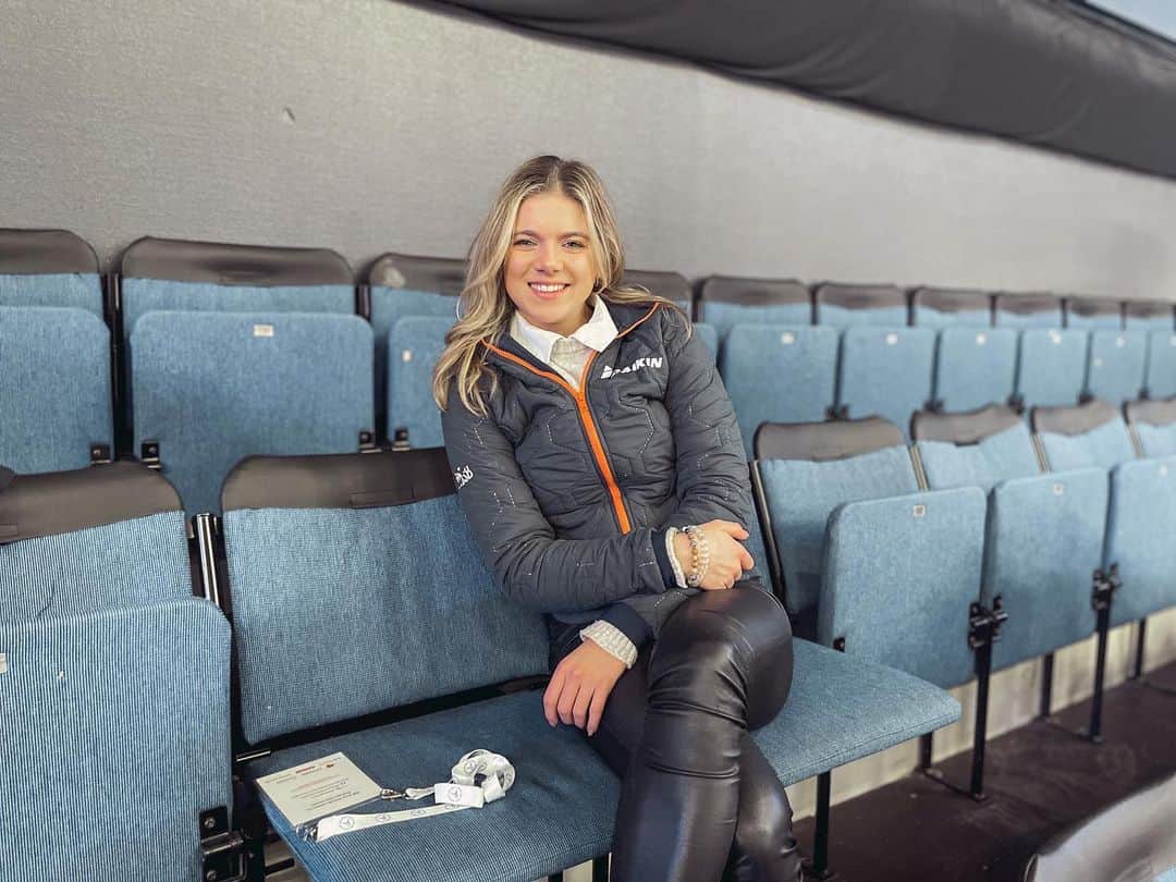 ニキ・ヴォリーズのインスタグラム：「First Europeans behind the boards. I miss the feeling of the ice, the crowd the bubble right before your music starts. It feels so long ago, almost like a dream. I really do miss that ice but I am happy to be able to support and help other skaters with their dreams in this new role🫧  Proud of TeamNL this week, they have proven to be worthy of the European stage. Excited for the upcoming competitions, let’s hope for more SB’s PB’s and big smiles 🇳🇱」