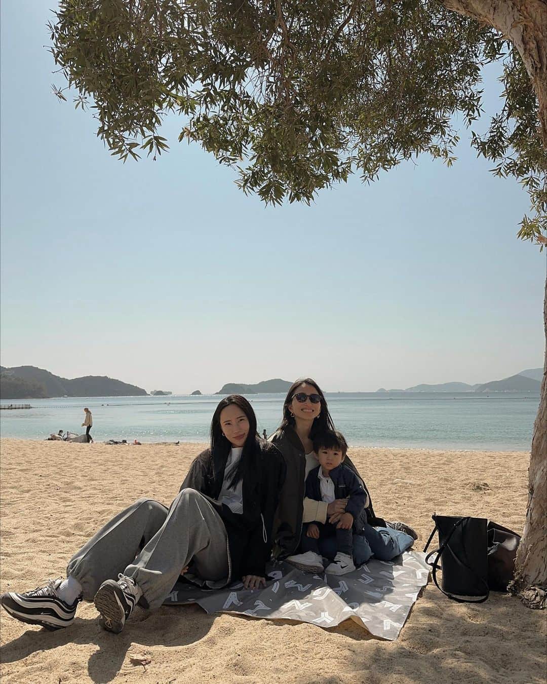 永田杏奈のインスタグラム：「Chill out weekend🌞🐚 リカが香港に来てくれた~！！ 息子とも沢山遊んでくれてありがたい💗  #AnnaHongKongLife #hongkongbeach  #repulsebaybeach」