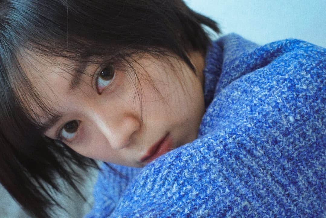 のインスタグラム：「.  昨日のストーリーの写真が好評だったのでこっちにも載せちゃう  青が1番落ち着いて 好きな色です  みんな寒いから 体調に気をつけてね  #山田佳奈実」