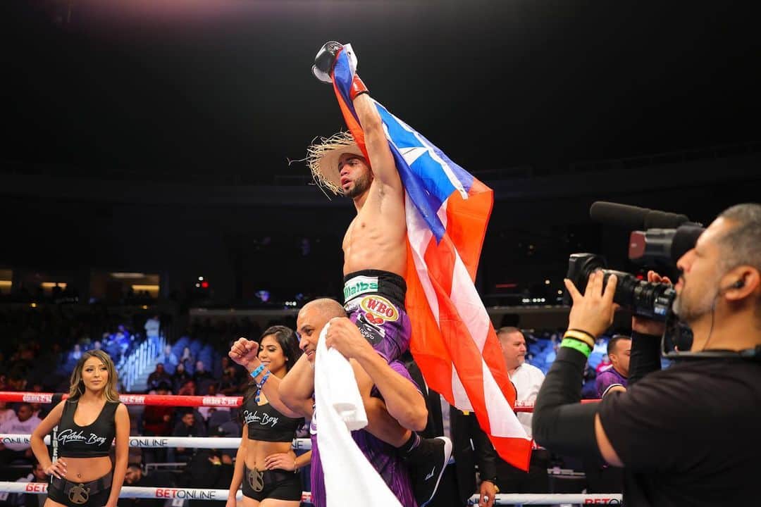 ミゲール・コットのインスタグラム：「Felicidades @oscar_manuel23 Grande la victoria.  Aún falta camino por recorrer vamos por más #Mandatory #105Belt @worldboxingorg @goldenboy @daznboxing @miguelcottopromotions #LaCaradelboxeoenPR 🔥🇵🇷🔥」