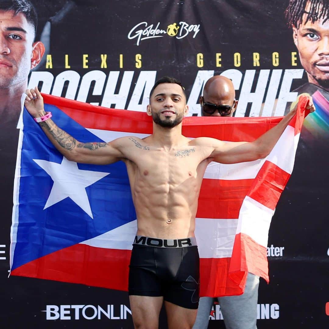 ミゲール・コットのインスタグラム：「@oscar_manuel23 hora de trabajar con inteligencia. Hoy el 🌍 sabrá quien eres 👊🏼🔥👊🏼 #CollazoReyes 🇵🇷🔥🇲🇽 @goldenboy @miguelcottopromotions  @daznboxing」