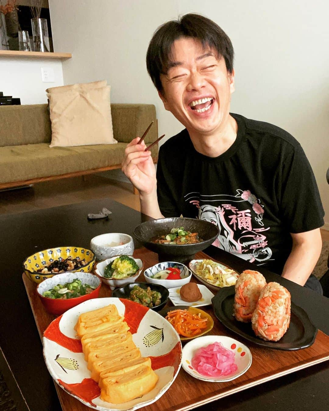 清水けんじさんのインスタグラム写真 - (清水けんじInstagram)「しみけんの朝ごはん ~Today’s breakfast~  #焼き鮭とごまのおにぎり #厚焼き玉子 #ブロッコリーのおかかマヨ和え #白菜とササミのナムル #にんじんのきんぴら #トマトとセロリの塩麹和え #納豆 #いんげんのごまからし和え #紫玉ねぎの甘酢漬け #大根とベーコンの煮物 #梅干し #サバとにんじんの味噌煮 #ミックスナッツとブルーベリーのはちみつがけ」1月29日 7時59分 - shimiken716