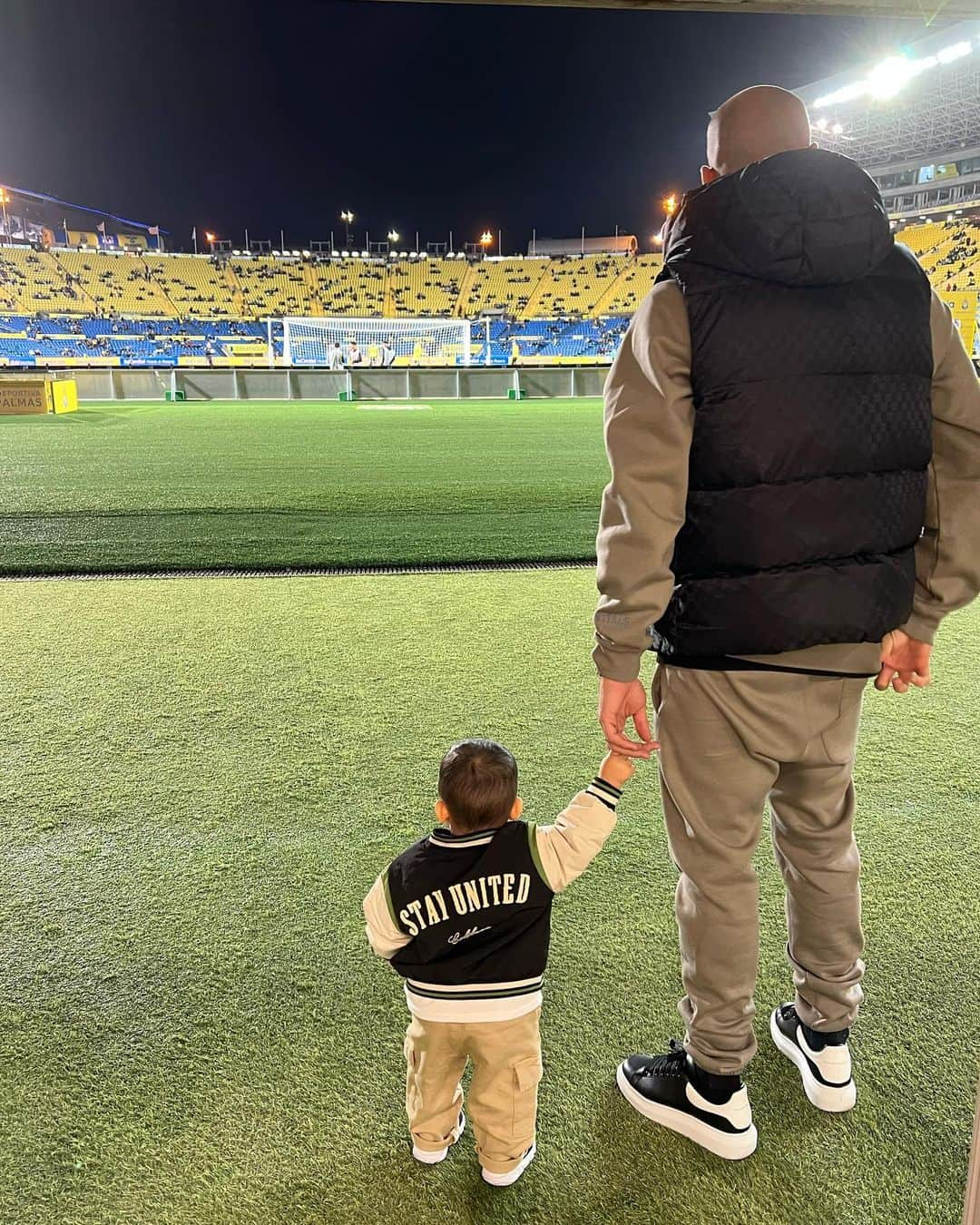 サンドロ・ラミレスのインスタグラム：「Vamossss 3 puntos más 💪🏼. Apoyando al equipo con mi terremoto 🤯🤩. #LaUniónHaceLasPalmas #LaLigaSmartBank」