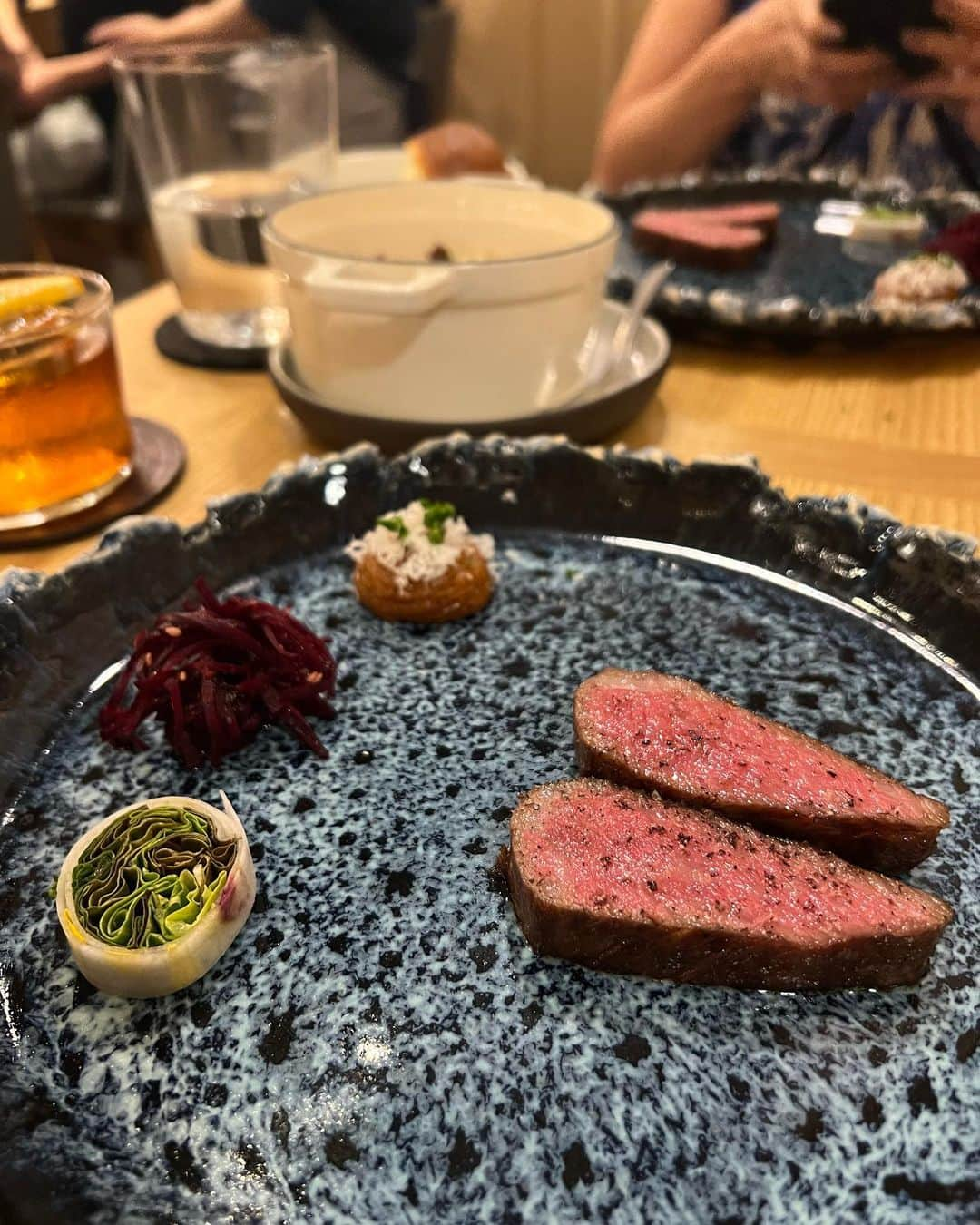 小池絵未のインスタグラム：「Last night dinner 🍽️ was a perfect farewell for @mi_sail at @bar.maze !   MIHO Chan, Best of luck in Japan 🇯🇵   Amazing food and drink parings & A5 Miyazaki Wagyu @atm_hawaii, flawless attention to details, incredibly beautiful plating rarely seen in Hawaii!   ✨Thank you @meanshaka and chef @kilols ✨   カカアコにあるBar Maze! 最初から最後までこだわりのお料理とお皿とサービスに感動でした🥺　 みほちんのハワイ最後の晩餐に本当にピッタリのお店💓 また日本で会おう🍽️💓🥂  #hawaiilife #hawaiifoodie #wagyu #ハワイ生活　#hawaiilove #kakaako #omakase #おまかせ」