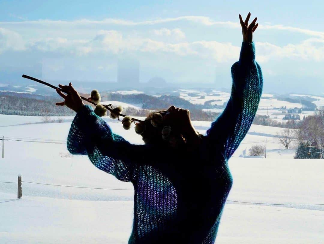 フミカのインスタグラム：「. . おはようございます❄️  ふぇー、今日も寒い！！  雪を背景に、服の透け感、逆光を 生かした好きな写真♪  今日もステキな週末を お過ごしください💎 　 　 #フミカ#女優#グラビア#actress #北海道#雪#雪国#snow」