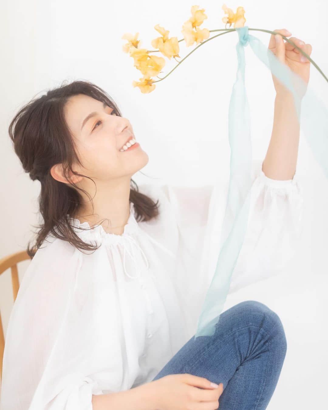 のインスタグラム：「. . この前、お花と撮ってもらった写真です💐 今週も番組をご覧いただきありがとうございました。」