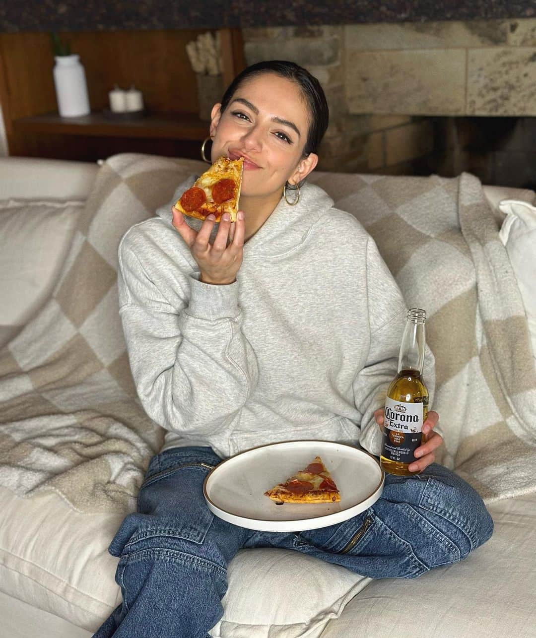 ベサニー・モータさんのインスタグラム写真 - (ベサニー・モータInstagram)「It’s always a good night for a night in !!🍕🍻 and tonight I grabbed a slice, a bestie, and a @coronausa ..all the perfect things to binge watch a new series. What’s your ideal night in? #LaVidaMasFina #For21+ #ad」1月29日 8時58分 - bethanynoelm