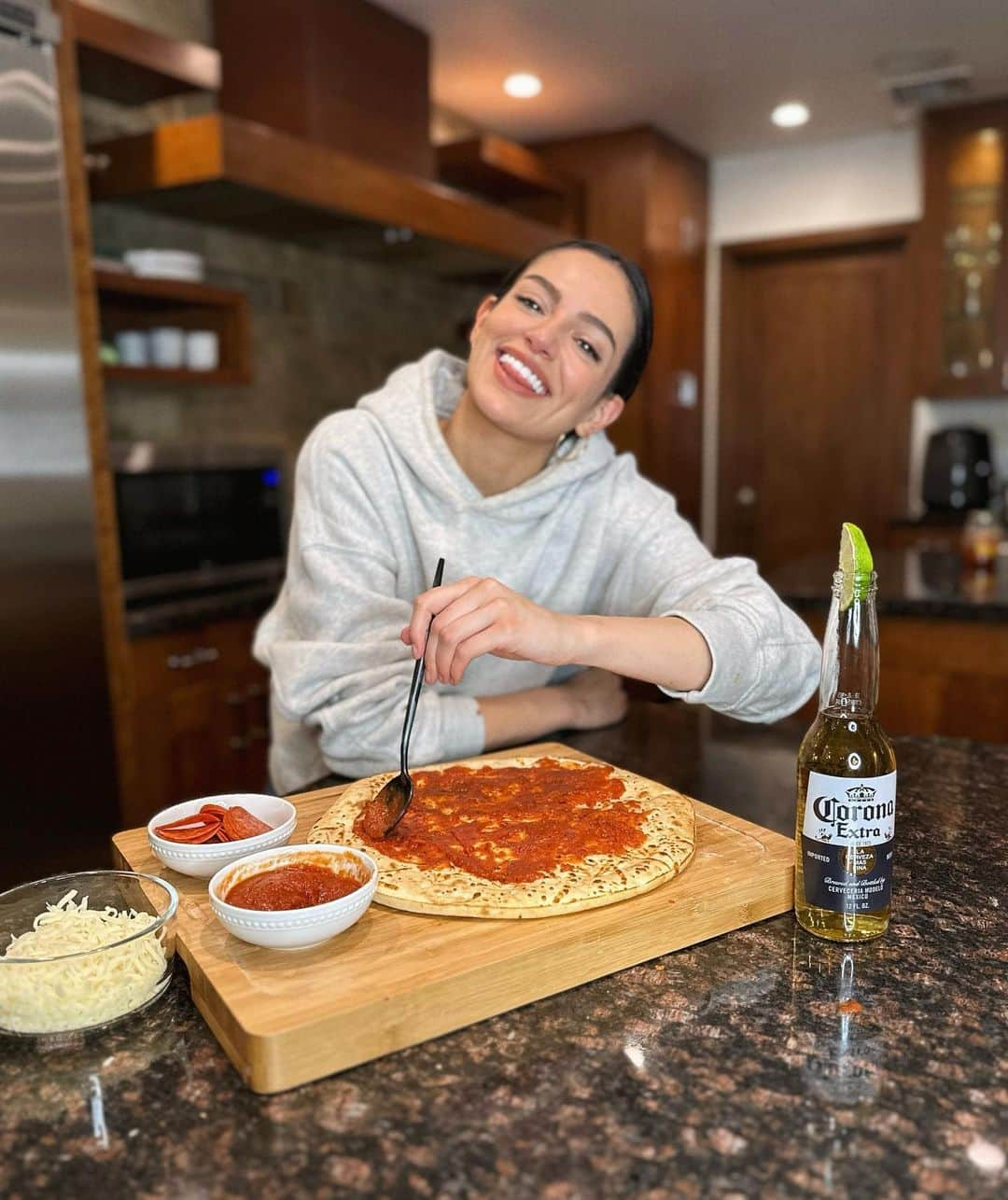 ベサニー・モータのインスタグラム：「It’s always a good night for a night in !!🍕🍻 and tonight I grabbed a slice, a bestie, and a @coronausa ..all the perfect things to binge watch a new series. What’s your ideal night in? #LaVidaMasFina #For21+ #ad」