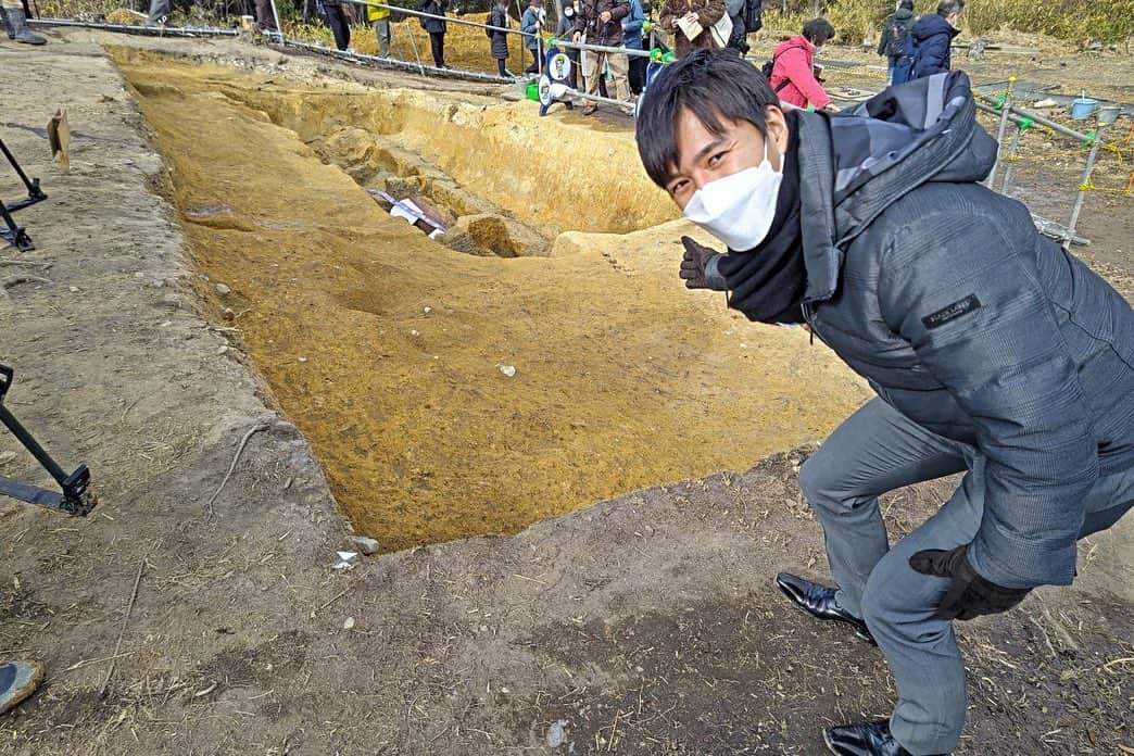 濱田隼のインスタグラム：「今日の #サンデーlive で紹介したのは #奈良市 #富雄丸山古墳 。 ４世紀後半に造られたとみられる日本最大の円墳です。  ここで「最高傑作」とも言われるものが見つかったんです。 見たことのない形をした銅鏡と、かつてないほど長い剣。 専門家の皆さんも、驚きと興奮を隠せない様子でした。  今日も発掘場所が一般公開されるそうです。  #古墳にこーふん」