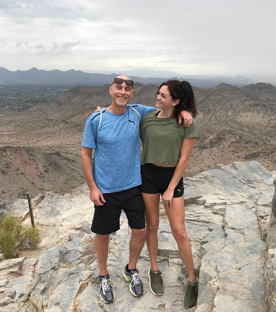 エラ・ネルソンのインスタグラム：「My dad is my hero,  He’s 65 today. He has shown me every corner of the world, and to never stop exploring. I inherited his resilience and learnt that sacrifice and stubbornness when harnessed correctly can help you achieve exactly what you want. He taught me about music, art, exploring different cuisines - and of course that Chelsea FC is the superior football club. He only encouraged me when I decided to move across the globe and our coffee date catch ups are now some of my favourite days. He is a cancer survivor (cancer free since 2016!!), and we conquered a mountain together after his hip replacement. He loves my mum, my brother and I more than anything.  It’s an honour to be his daughter, to share each others dreams, and to have lived and worked in our shared passions of music, and track and field.   I can’t wait to see him thrive and share in all the amazing new chapters of life to come ❤️  Happy birthday Stevie wonder boy - you’re the greatest to ever do it!」