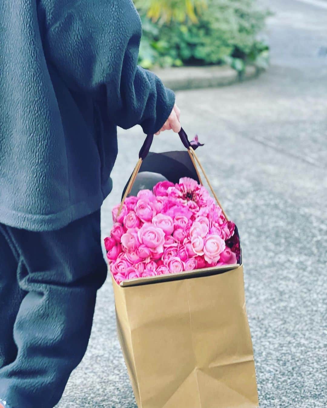 神崎恵のインスタグラム：「・ おはようございます。 昨日は母のお誕生日。 「きょうはかか(我が家の三兄弟はみなばあばをかかと呼んでます)のおたんじょうびだから、あいにいこう！」と寝起きの三男が言い始め、 息子たちと母の好きな色の花を届けにいきました。　　 「大変だったでしょ、もういいのよ〜、この年になると10年に1回でいいのよ、誕生日がくるのは」と言いながら、 かわいい表情でロウソクをふぅ〜してくれました。 いやいや、まだまだ、何回も何十回もケーキふぅ〜していきましょうね。 「おめでとう」も何回も何十回も言っていきましょうね。 寒い日だったけれど、あたたかい日でした😌  そろそろ毛先を切らなければなりませんね。。 なかなか見ることのない自分の後ろ姿。 😳🫣となることもしばしば。」