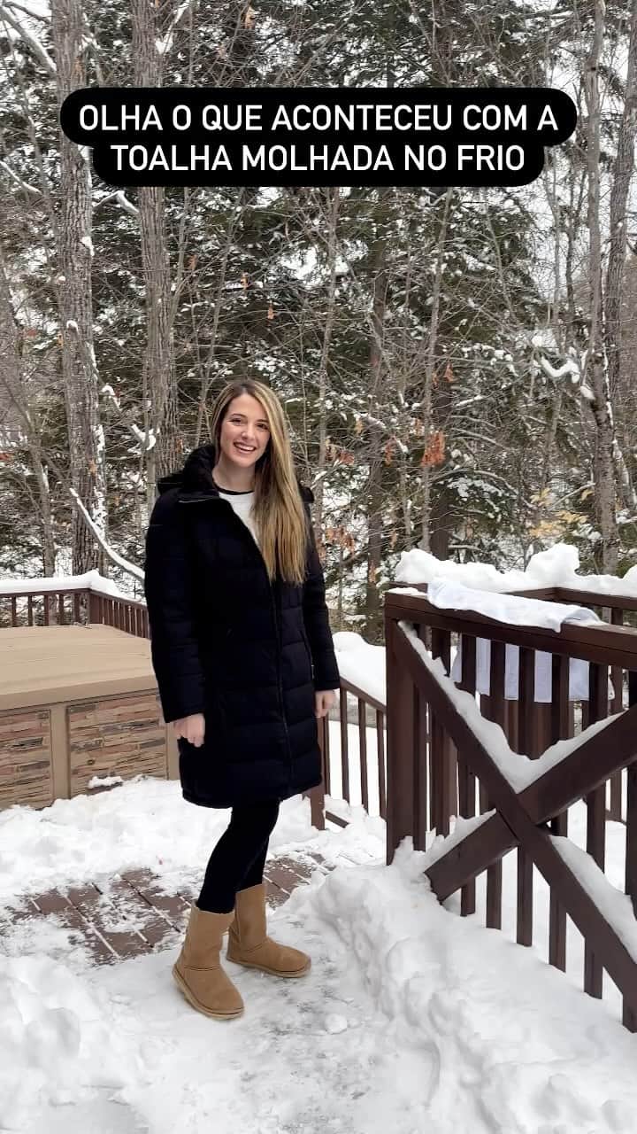 ナターリア・ガウジオのインスタグラム：「O que será que aconteceu com a toalha??? 🥶🤭🇺🇸❄️☃️✨ #cold #frozen #maine #snow #winter #funnyvideos」