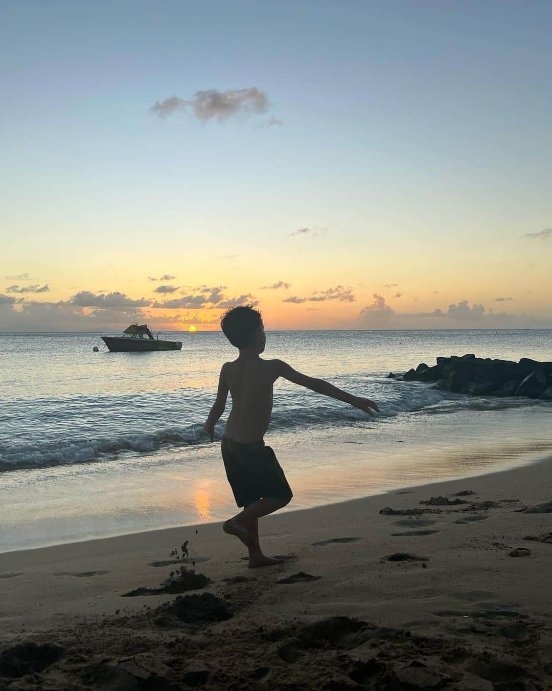 カヤ・スコデラリオさんのインスタグラム写真 - (カヤ・スコデラリオInstagram)「A little delayed drop of my trip to Antigua over Christmas.   Sunsets, cuddles, good food & lifelong memories with my little one & @klariza_clayton 🫶」1月29日 10時03分 - kayascods