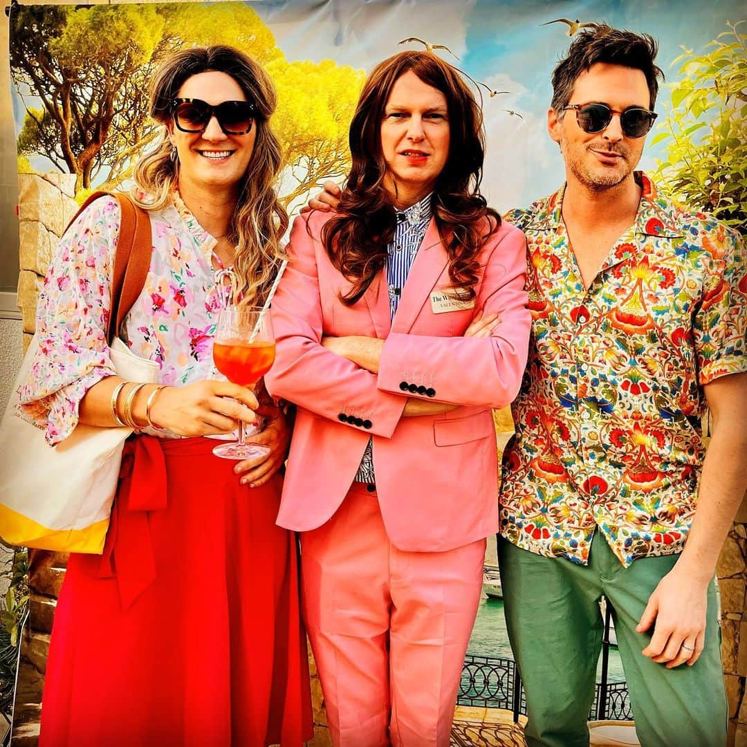 オリバー・キエラン・ジョーンズのインスタグラム：「WHITE LOTUS S2 Par-tay! 🇮🇹 ☀️ 💅 🍹 #whitelotus #daphne @meghannfahy @duncmil @coreybsaunders」