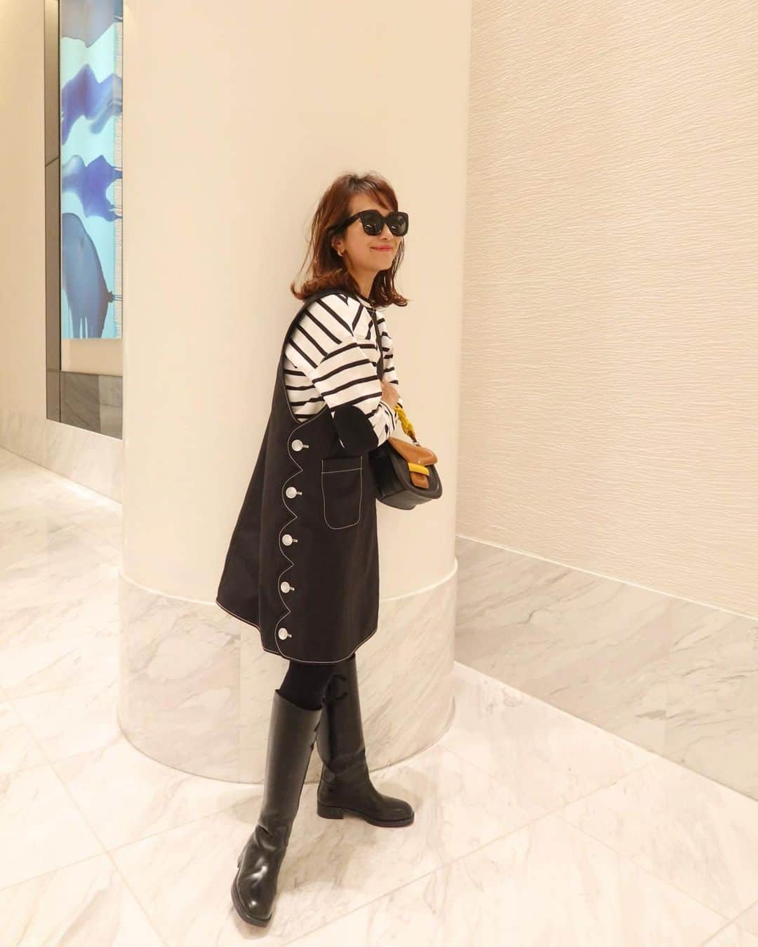 Mai Wakimizuのインスタグラム：「今日のcoordinate.両サイドのスカラップが可愛いジャンパースカート♡whiteのステッチがしっかり存在感出してくれてる♡大きく開いたアームホールがインナーを選ばないので今は厚手のニット、春はブラウス、夏はTシャツと、色んなアイテムとレイヤード出来てリアルにオールシーズン楽しめる＼(^o^)／個人的に着まくりのエルボーパッチのボーダーカットソーもやっと再入荷です♡ tops:#linkable @linkable_official(今週2日再入荷予定) jumperskirt:#linkable @linkable_official(今週2日発売予定)」