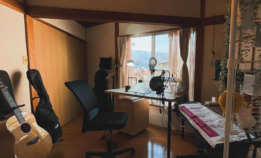 さんのインスタグラム写真 - (Instagram)「My new studio!  窓の向こうは大自然。山を見ながら制作に励みます。  #山 #山のある生活 #音楽 #テイラーギター #テイラーギターアーティスト #シンガーソングライター #インディペンデントアーティスト  #mountain #mountainlife #music #taylorguitas #taylorguitarsartist #singersongwriter #independentartis」1月29日 10時45分 - fujimoriai