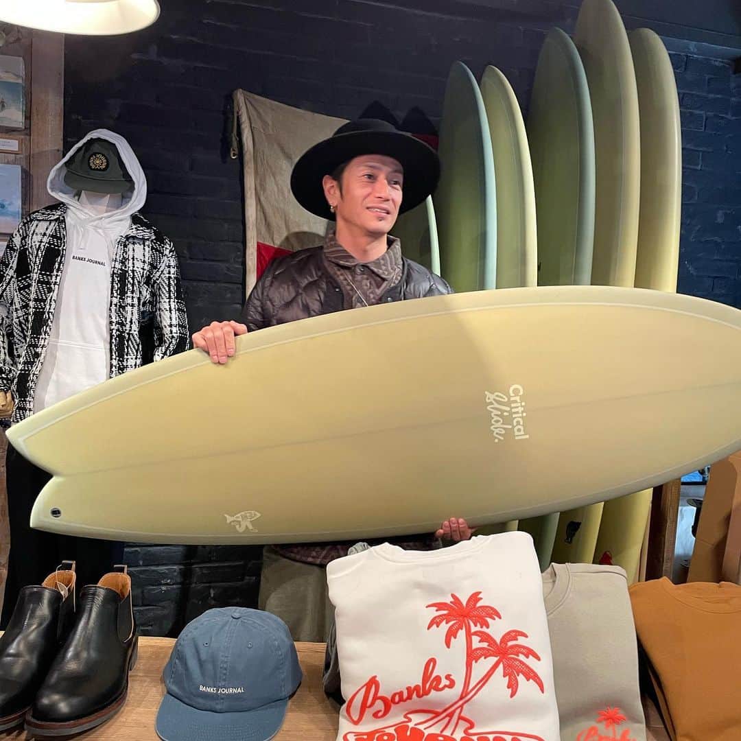 伊勢谷友介のインスタグラム：「I got a new surf board! It's call "Critical Slide". 6'3 40Lのボリュームのあるツインフィン。小波でもショートに乗りたい、早くテイクオフしたい、スピード出したい、ツインの優雅なラインディングに憧れているところもあるので、期待大です！ フィンはロブマチャドのキール。幅広の独特な形のフィンは欲しかったので、楽しみです♪  #criticalslide」