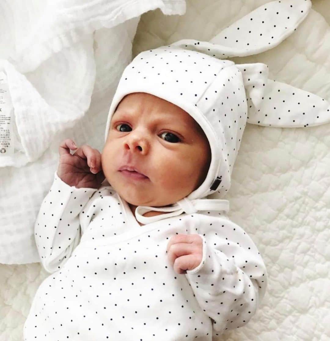 ジェシカ・シーバのインスタグラム：「Today Demi is SIX! Six fabulous years of her sunshine sweet, sparkly, sensational self. Demi sees the world through a prism, an inquisitive perspective that catches me with surprise and awe every day. She is FUNNY, she is creative, she is invested in her fashion. She is a Trojan horse with her feelings, but her vessel is transparent. We can all see her coming, and I love that the very most about her.  We used to joke that Demi doesn’t care, but she cares the absolute most. Happy birthday my baby, you are a wonder and a joy and we are the luckiest to know you.」