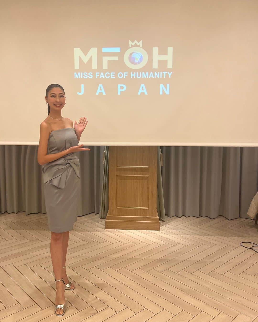 水乃あつみのインスタグラム：「@mfoh_jp   1月27日に  #シャルマンシーナ東京 にて行われたMiss Face Of Humanity2023年度お披露目会の司会を務めさせていただきました🎤  お会いできた皆様ありがとうございました！  当日はMFOHのメキシコ代表とインドネシア代表の歓迎パーティも兼ねていたので国際交流の場としてもとても華やかな時間となりました✨  日本で最年少の運営代表で プロデューサーのリノアちゃん。 本当にお疲れ様でした！ @rinoa.world   そしてサポートのひなこちゃんもお疲れ様！ なんだかんだ一番話したね。笑 @hy_nako11   ファイナリストのみなさんも 熱意に溢れたスピーチを披露してくれました。 ぜひひとりひとりの想いを チェックしてみてください🫰🏼  @_harunadeai_  @matchaincrime  @kana__sagara  @macopy8  @meeeeetamm  @waxingmxxn  @rika_tsuchihashi  @tomoka.missjapan_global   ファイナリスト全員の写真が手元になくて残念(;_;)  3月の本戦に向けてここから更に輝いていくMFOH。  引き続きサポートさせていただきます🙌✨   #missfaceofhumanity   #mc #司会  #コンテスト  #お披露目会  #歓迎パーティ  #国際交流  #ポニーテール  #ハイポニーテール  #オールバック  #パーティードレス  #パーティーコーデ   #コンテストウォーキング  #ウォーキングレッスン  #ウォーキング講師」