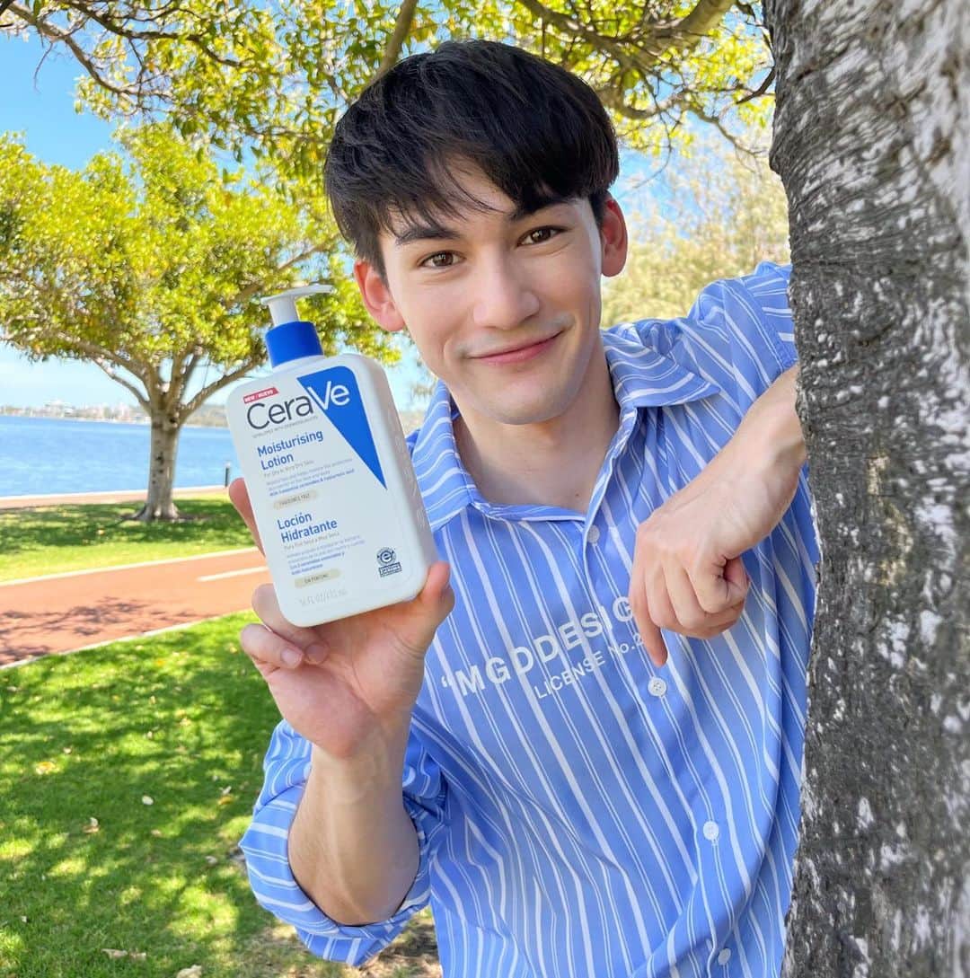 パース・ナクンのインスタグラム：「ปกติผมไม่ค่อยใส่ใจเรื่องผิวเท่าไหร่ ไม่ทาโลชั่น แล้วยิ่งผมไปเที่ยวหลายประเทศ อากาศเปลี่ยนตลอด ทำให้ผิวอ่อนแอสุดๆ ทั้งแห้ง ทั้งคัน และรู้สึกระคายเคืองง่ายกว่าปกติ แล้วก็ได้ Cerave Moisturizing Lotion นี่แหละมาเป็นไอเท็มช่วยกู้ผิวให้ผม 💙เพราะเค้ามี Ceramide ที่จำเป็นต่อผิว 3 ชนิด ช่วยเสริมสร้างปราการผิวและมี MVE เทคโนโลยีลิขสิทธิ์เฉพาะของเซราวี ช่วยให้ผิวชุ่มชื้นยาวนาน 24 ชั่วโมง ผิวแห้งขนาดไหน เซราวีก็เอาอยู่ เชื่อเพิร์ธ!!  📌 หาซื้อได้ที่  วัตสัน บู๊ทส์ โรงพยาบาลชั้นนำทั่วไป หรือ ช้อปออนไลน์ได้ที่ Lazada,Shopee,Konvy�#CeraVeThailand �#แห้งไหนก็ชุ่มชื้น24ชม #TryCeraVe」