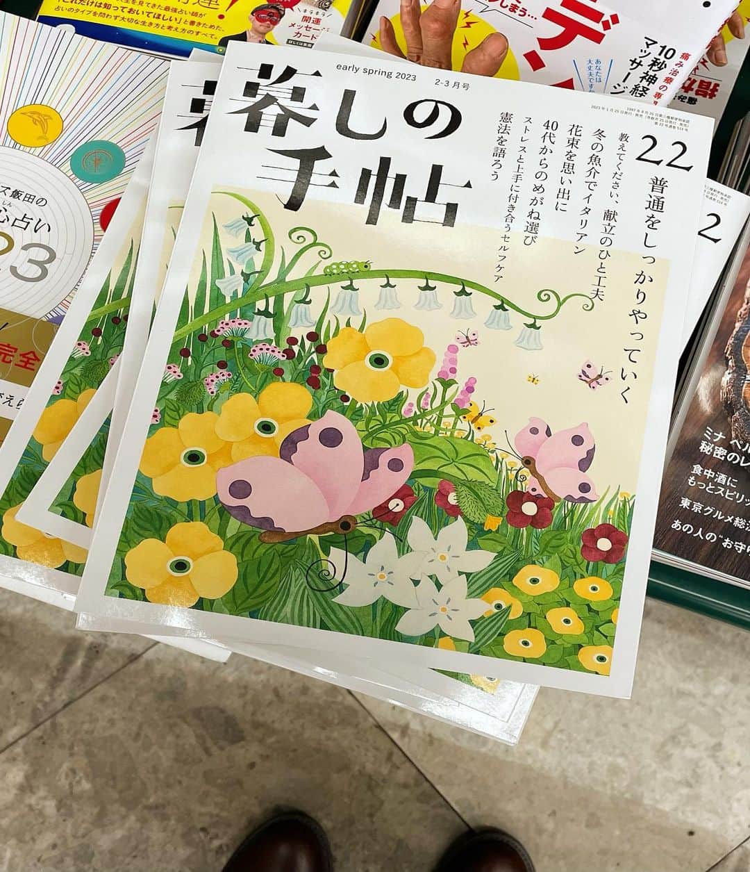 住吉美紀のインスタグラム：「本日発売の「#暮しの手帖 」の随筆の頁に寄稿しました。タイトルは『痺れるほどお茶が好き』。 私にとっていま人生の大きな柱になっている #茶の湯 お茶のお稽古のこと そして、 人として尊敬し、大好きな私の師、お茶の先生のことを、 初めて文字にした。 自分にとっては大きなことなのでドキドキしながら。 でも、折角お声掛けいただいたのだから、 初めての書くことや、自分の心の芯にあることを書こうと。  書き始めたらもっともっと書きたいことも、湧いてきた。 どこかで書くチャンスがあるといいな。  しかし、 憧れの「暮しの手帖」に掲載していただけるなんて、 ほんとうに感激。 うれしくて、生放送終わりにすぐ 本屋さんに買いに寄った。 ちゃんと載ってた！（当たり前か）  @kurashinotecho」