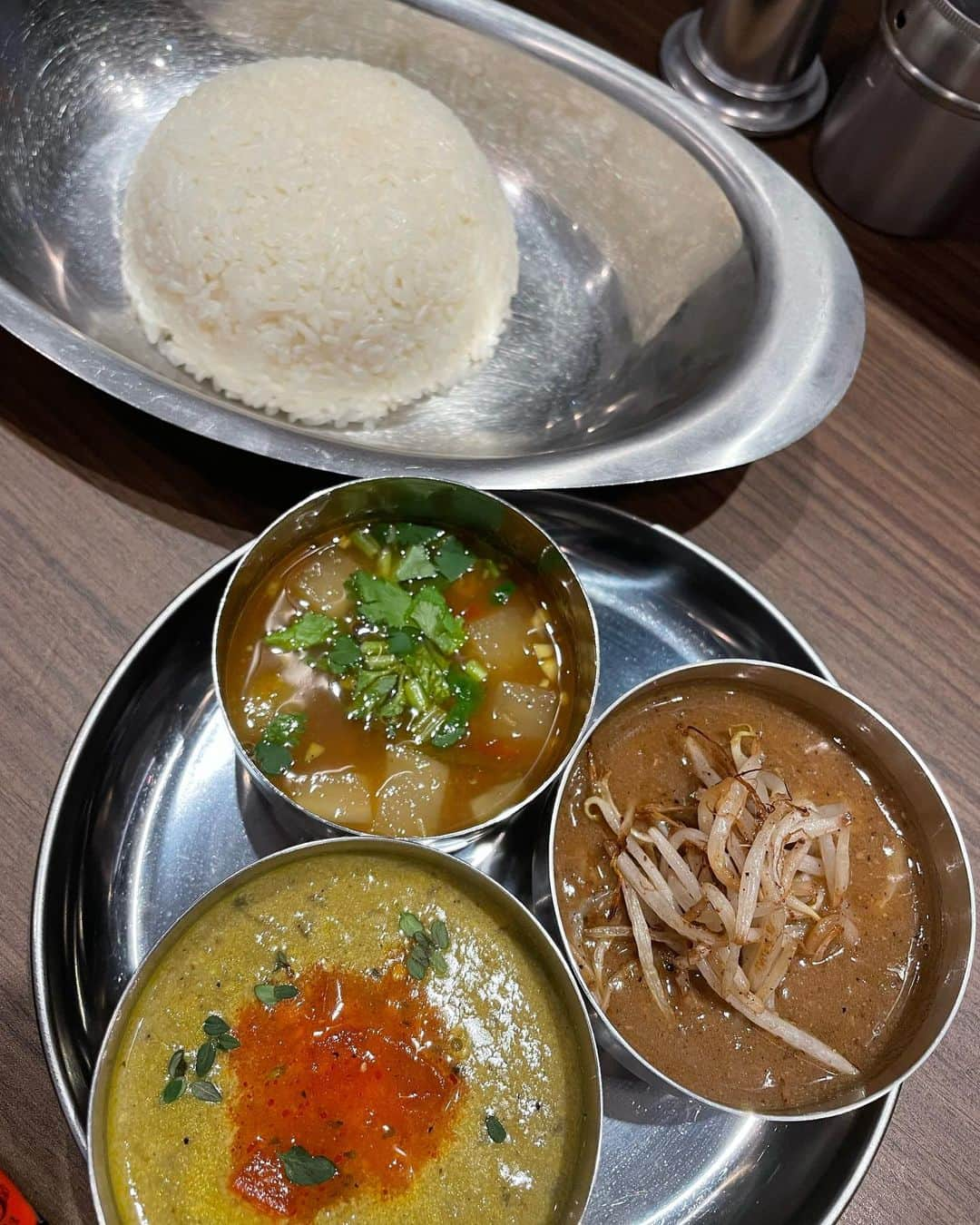 平田裕一郎さんのインスタグラム写真 - (平田裕一郎Instagram)「ジルさんとカレーを食べる 『ジルさんとカレーベイビー』！ めちゃくちゃ久しぶりに行ってきました😁 ジルさんが連れて行ってくれるお店は いつも最高の味。  今日は、 『オイシイカレー』 3種盛り 海のミルクカレー(牡蠣カレー) ブリ大根ラッサム 豚出汁ポークカレー を頂きました。  久しぶりに3人でカレー食べれて 色々と話せて楽しかった。  2023年も沢山カレーと巡り会いたい。  ジルさん今年も宜しくお願い致します😁  #SOPHIA  #ジル　さん #緒方雅史 さん #オイシイカレー  #カレーベイビー #スパイスカレー  #平田裕一郎」1月25日 14時38分 - yuichiro_hirata