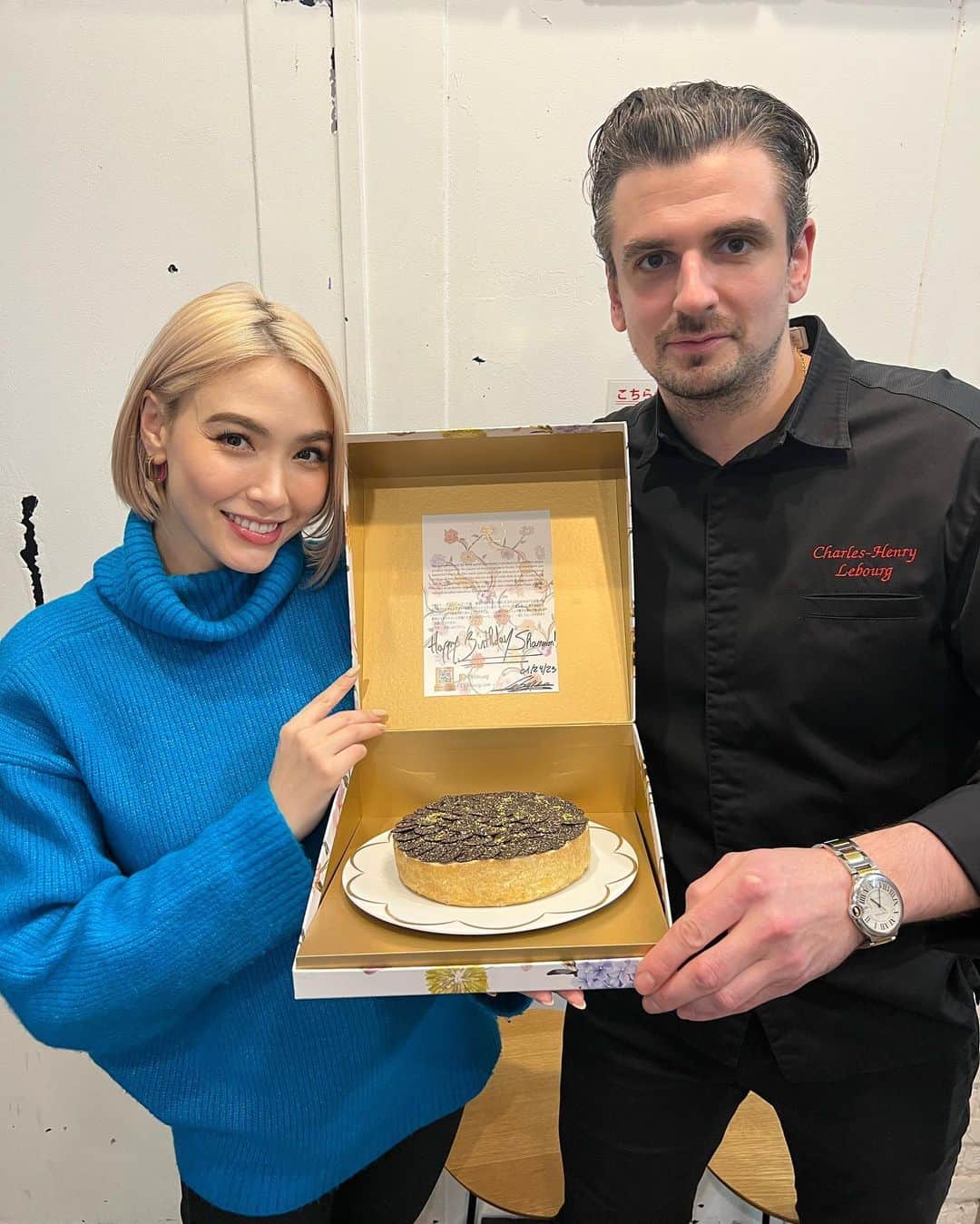 ダンシーシャノン美沙のインスタグラム：「Thank you chef💘 for my birthday tarte🎂✨😆女の子は誰でも彼の作るタルト好きなはず🍓もう見た目から美しい世界観に惹かれるの。  私は甘いのあまり食べないから今回はトリュフのタルトをお願いしたよ🥹  パーティーでシャンパンとみんなで食べたい一品🥲💓中にはマスカルポーネチーズが入っていてシャンパンのアワアワととっても合うんだって🥂💫  お祝いのテーブルには彼の作るタルト必ず欲しい😍✨  幸せな気持ちをありがとう☺️ @chlebourg   #cake #birthday #tarte #French #タルト #フルーツタルト #truffle  #トリュフ」