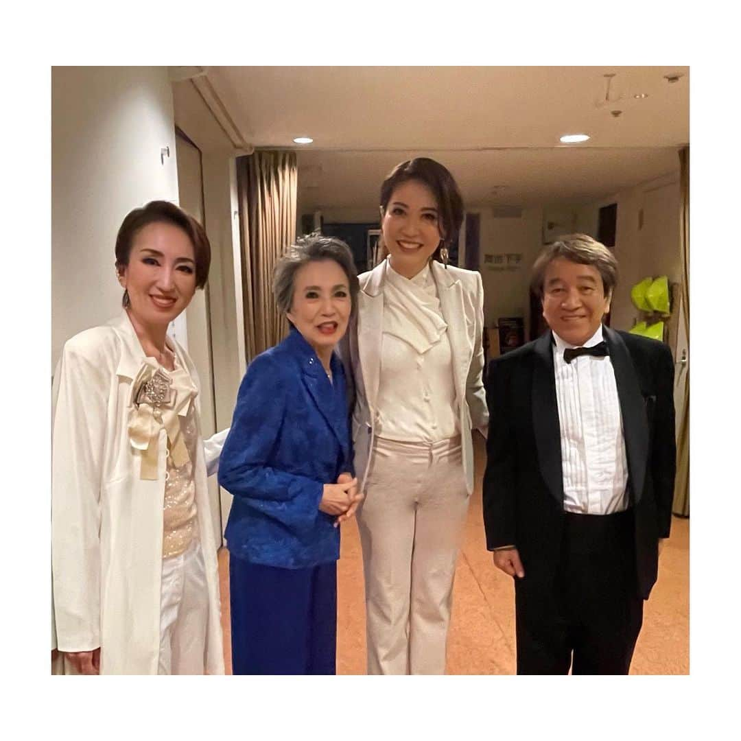 悠未ひろさんのインスタグラム写真 - (悠未ひろInstagram)「西宮でのアロージャズオーケストラジャズ&宝塚withブルース　ボーカルフェスティバル、無事終わりました✨ ありがとうございました✨ 大ホールいっぱいのお客様の前で、オーケストラで歌わせていただけて、本当に楽しく幸せでした。 安奈淳様と歌わせていただいたすみれの花咲く頃は、感無量でした🥹 ご一緒させていただけて、幸せです。 宝塚に入れてよかったと、安奈さんと歌わせていただけて、痛感した下級生悠未でした🥲  同期の愛音羽麗(みわっち)とのデュエットも、とても嬉しかったです！ 全てわかってくれてる安心感。 見上げてごらん夜の星を全員で歌わせていただき、上田正樹さんのかっこよさを間近で感じ、アローの皆さんの素晴らしい演奏、音楽の楽しさを思いきり味わいました♪  #アロージャズオーケストラ #ジャズ #宝塚 #ブルース #コラボレーション  #西宮 #兵庫県立芸術文化センター #大ホール #大きな劇場 #沢山のお客様ありがとうございました #安奈淳 さん#上田正樹 さん#愛音羽麗 #悠未ひろ #宝塚og #関西 #帰って来れて幸せ #歌 #コンサート #ありがとうございました #いつも応援してくださるファンの皆様　#感謝  #今週は単独ライブです #関西で歌える幸せ」1月25日 15時02分 - hiroyuumitomo