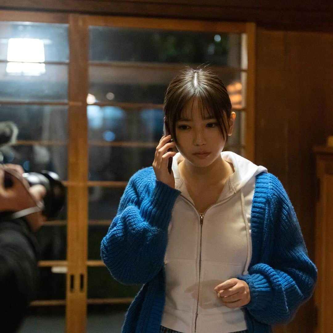 沢口愛華さんのインスタグラム写真 - (沢口愛華Instagram)「映画初主演『札束と温泉』♨️  先日情報解禁となりました✨ 川上亮監督が手掛ける映画『札束と温泉』に主演の高梨リサ役として出演いたします🥳  温泉宿を舞台に混乱が混乱を呼ぶクライム・コメディ作品。 主演映画、疑似ワンカット撮影という沢口の初挑戦がいっぱい詰まった作品となっております！  上映の詳細な情報は続々と解禁されますのでSNSや公式サイトをチェックです👀💓 ぜひぜひ映画館にてご覧ください！  ▼応援プロジェクトの詳細はこちら https://motion-gallery.net/projects/satsutaba  #沢口愛華 #札束と温泉 #川上亮監督 #初主演映画 #応援プロジェクト」1月25日 15時11分 - sawaguchi_aika_official