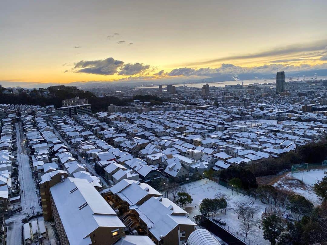 高羽そらのインスタグラム：「今朝の神戸の様子。京都に比べたら大したことないかな。それでもこんな景色を見るのはかなり久しぶり。寒いけれど、清々しい朝だなぁ。 #神戸の雪景色」