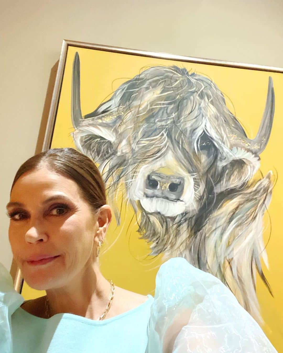 テリー・ハッチャーさんのインスタグラム写真 - (テリー・ハッチャーInstagram)「Now that’s a sexy cow! Not me…the painting! 😂 😂😂. Good things are worth waiting for. That’s my #tuesdaymotivation  I waited a long time to get this beautiful painting by #cornwall artist @carolinewalkerart framed and hanging in my living room and it fits in perfectly. Art in a home can lend a vibe to your space, your mind, your spirit and this vibrancy, whimsy and delicate artistry will inspire me every day. Thank you  #carolinewalkerartist for your magical craftsmanship💖 #cornwall #padstow #cow #highland #art #whimsy #artgallery #painting #sexycow Check out her work www.Caroline-walker.co.uk」1月25日 7時52分 - officialterihatcher